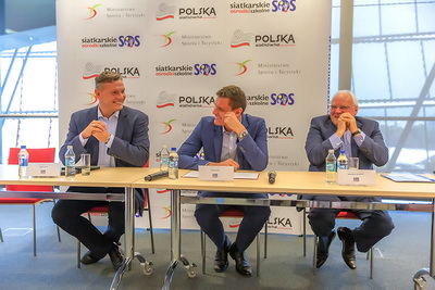 Paweł Papke - Prezes Polskiego Związku Piłki Siatkowej, Adam Korol - Minister Sportu I Turystyki oraz Waldemar Wspaniały Szef Projektu S.O.S., 23 września 2015 r.